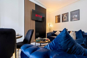 Elegant Retreat - Sleeps 8 - Free Parking - Contemporary Home